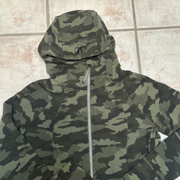 New Lululemon Full Zip Hoodie in Camo - Picture 5 of 10